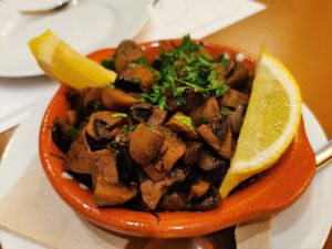Vegan starter: mushrooms bulhão style at Francesinhas Al Forno da Baixa in Porto