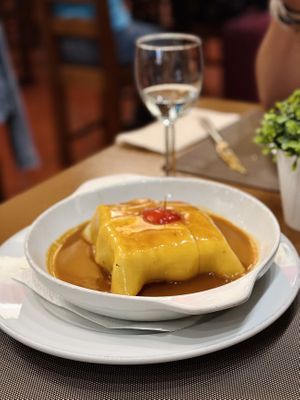 Francesinha vegana de seitán, chorizo y setas.   at Francesinhas Al Forno da Baixa in Porto