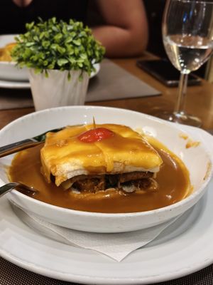 Francesinha vegana de seitán, chorizo y setas.   at Francesinhas Al Forno da Baixa in Porto