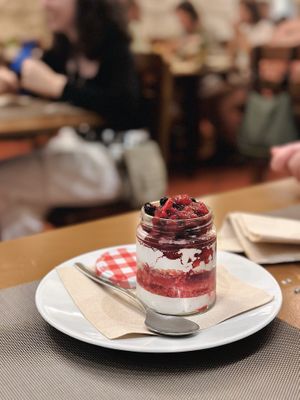 Cheescake vegana de frutos rojos  at Francesinhas Al Forno da Baixa in Porto