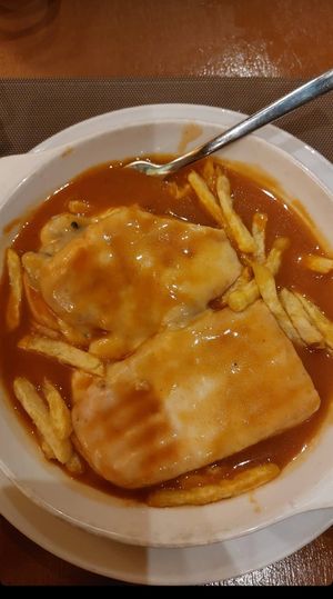 Cachorro Especial / Special hotdog (11,20€ with fries) at Francesinhas Al Forno da Baixa in Porto