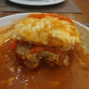Francesinha de seitán por dentro at Francesinhas Al Forno da Baixa in Porto