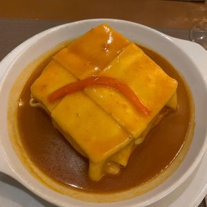 Francesinha de seitán (10,70€) at Francesinhas Al Forno da Baixa in Porto