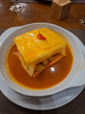 Veganes Francesinha mit Seitan at Francesinhas Al Forno da Baixa in Porto