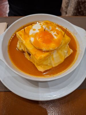 Traditionelles Francesina (nicht vegan) at Francesinhas Al Forno da Baixa in Porto