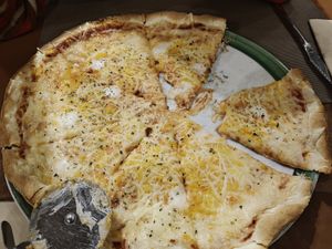 Pizza 4 quesos at Francesinhas Al Forno da Baixa in Porto