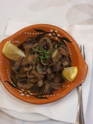 Mushroom bulhao pago style at Francesinhas Al Forno da Baixa in Porto