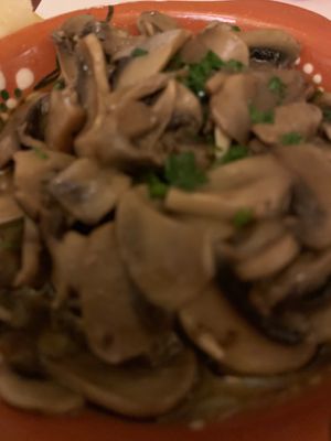 “Bulhão pato” mushrooms (vegan) at Francesinhas Al Forno da Baixa in Porto