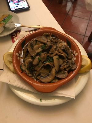 Cogumelos à bulhão pato at Francesinhas Al Forno da Baixa in Porto