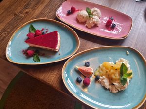 New York Cheesecake 
Weisse Mousse au Chocolat 
Apfelparfait mit Apfel Passions Frucht Kompott at Paletti Die Genuss Bar in Neu-isenburg