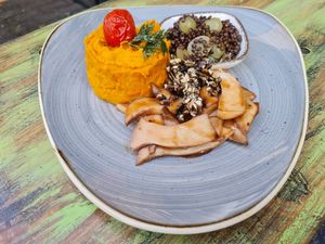 Kräuterseitlinge, Wilde Soße, cremiges Kürbispüree, Belugalinsen,Kürbiskern Salz Karamell at Paletti Die Genuss Bar in Neu-isenburg