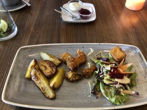 Kartoffelwedges mit frittierten Kräutersaitlingen und Fetowürfel, Salat, Dattel-Mayonnaise und Preiselbeeren  at Paletti Die Genuss Bar in Neu-isenburg