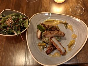 Heute Abend zum Abendessen dagewesen: Kohlrabi im Sesammantel auf Kartoffel-Brennessel-Püree mit grünem Spargel, Orangensoße und Wildkräutersalat   at Paletti Die Genuss Bar in Neu-isenburg
