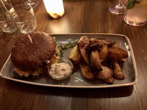 Pulled Jackfruit Burger mit Kartoffelwedges und Dattelmajo  at Paletti Die Genuss Bar in Neu-isenburg
