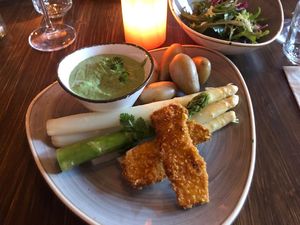 Spargel mit Kartoffeln, Frankfurter Grüner Soße und Viener Schnitzel Deluxe 😋  at Paletti Die Genuss Bar in Neu-isenburg