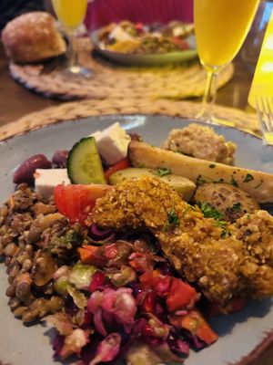 Linsensalat, VSchnitzel (Kräutersaitling), Rosenkohlsalat, Wedges, Datteldipp, griechischer Salat #Veganuary at Paletti Die Genuss Bar in Neu-isenburg