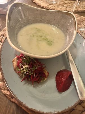 Blumenkohlcremesuppe mit Rotkohlbuscetta at Paletti Die Genuss Bar in Neu-isenburg