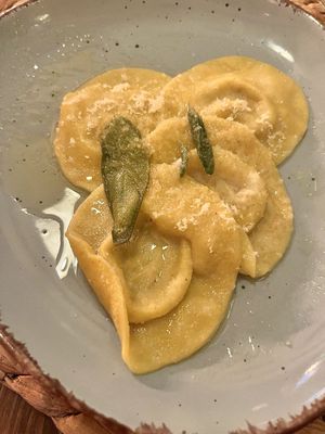 Ravioli mit Maronenfüllung in Salbeibutter at Paletti Die Genuss Bar in Neu-isenburg