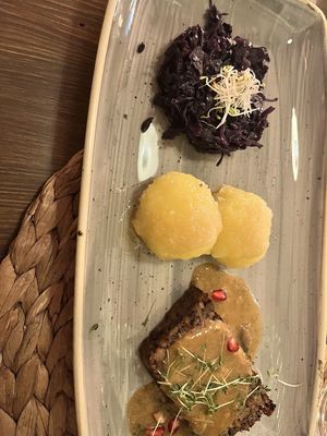 Maronen-Walnusbraten mit Kartoffelknödeln, Apfelrotkraut und Steinpilzsauce at Paletti Die Genuss Bar in Neu-isenburg