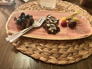 Karottenkuchen, Mousse au Chocolat und Praline at Paletti Die Genuss Bar in Neu-isenburg