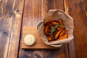 Potato Wedges with Homemade Date Mayonnaise at Paletti Die Genuss Bar in Neu-isenburg