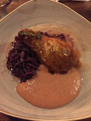 Geschmorte Birne auf Rotkraut at Paletti Die Genuss Bar in Neu-isenburg