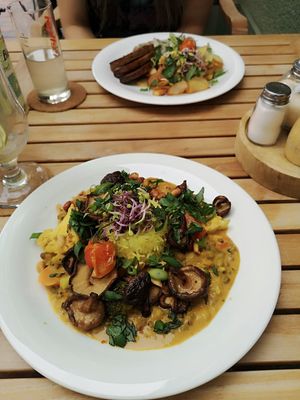 Curry Saitan Filets mit Bratkartoffeln & Pilzsauce at Gruene Kombuese in Rostock