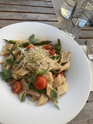 Bratnudeln mit grünem Spargel, Tomaties und Cashew-Soße 👌🏽  at Gruene Kombuese in Rostock