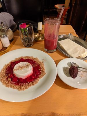 Panna Cotta und Dattel in Schokolade mit Erdnussfüllung at Gruene Kombuese in Rostock