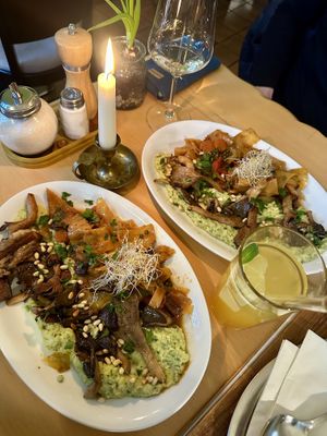 Wieder einmal lecker gegessen in der grünen Kombüse! Wir haben die cremige Kräuterpolenta mit gebratenen Austernpilzen und Schmorkohl gewählt.   at Gruene Kombuese in Rostock