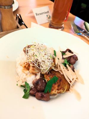 Pastinaken Risotto mit Kohlrouladen at Gruene Kombuese in Rostock