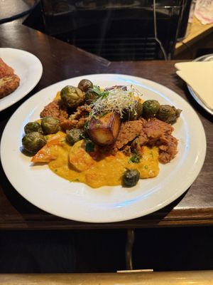 Barbeque-Bohnenseitan | Kartoffelpavé | Kürbis-Senfsauce | Rosenkohl  at Gruene Kombuese in Rostock