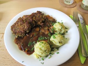 Bratling mit Kohl und brauner Soße.  at Gruene Kombuese in Rostock