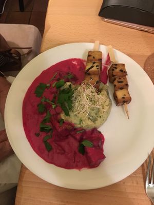 Zitronen-Algen-Tofu-Spieße mit rote Beete Meerettich Sauce und Dill-Kartoffelpürree at Gruene Kombuese in Rostock