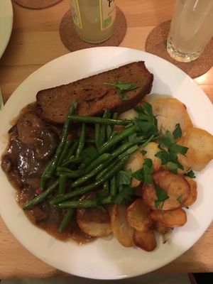 Pfeffer-Seitan-Steak mit Pilz-Ragout, Bohnen und Bratkartoffeln  at Gruene Kombuese in Rostock