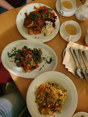 Hirsetaler mit Ofengemüse und Bohnen-Hummus, Gemüsebällchen mit Salat, Safrantagliatelle mit Wirsing, Chicorée und Nüssen at Gruene Kombuese in Rostock
