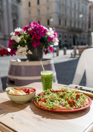 Pizza Primavera and Buddy Bowl at Buddy VEGGY in Rome