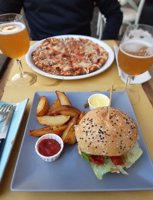 Burger & Pizza Amatriciana at Buddy VEGGY in Rome