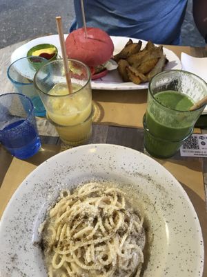 Beyond Meat Burger, Cacio e Pepe, Jessica Juice, Detox Smoothie  at Buddy VEGGY in Rome