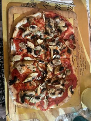 Mushroom pizza  at Buddy VEGGY in Rome