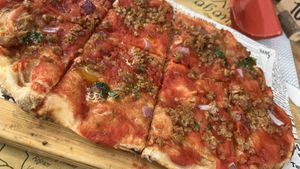 Pizza sabor atún   at Buddy VEGGY in Rome