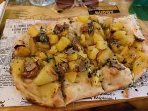 Pizza with potatoes and truffels at Buddy VEGGY in Rome