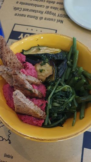 Beetroot hummus (vegan) with green beans at Buddy VEGGY in Rome