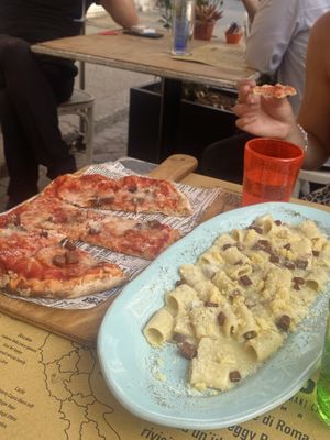 Americiana (??) pizza with the pasta carbonara   at Buddy VEGGY in Rome