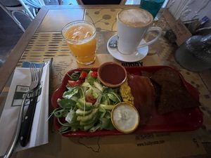 American Brunch (Omelette vegan, veggie bacon, green salad, legumes, avocado, toast + carrot cake* + orange juice + cappuccino) *not in the pic at Buddy VEGGY in Rome