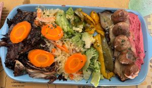 Polpette di ceci e lenticchie al limone su hummus di barbabietola e con verdure di stagione  at Buddy VEGGY in Rome