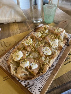 Pinsa: mortadela, mozzarella y pistachos 🤤🤤  at Buddy VEGGY in Rome