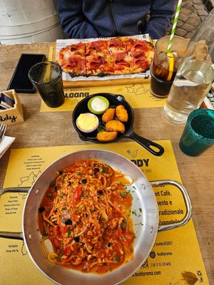 Pinsa speck, spaghetti alla puttanesca, and seitan nuggets at Buddy VEGGY in Rome