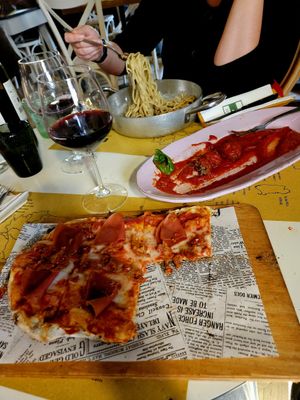 3 lovely meals, pinsa speck, vegan meatballs, spaghetti funghi and merlot at Buddy VEGGY in Rome