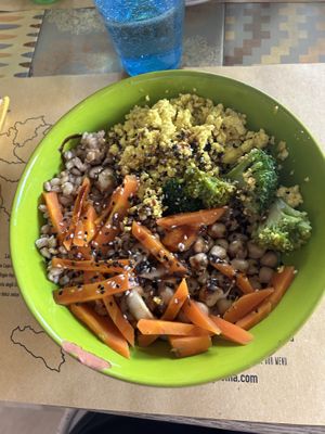 Buddha bowl con tofu strapazzato, funghi, broccoli, ceci, carote e farro  at Buddy VEGGY in Rome